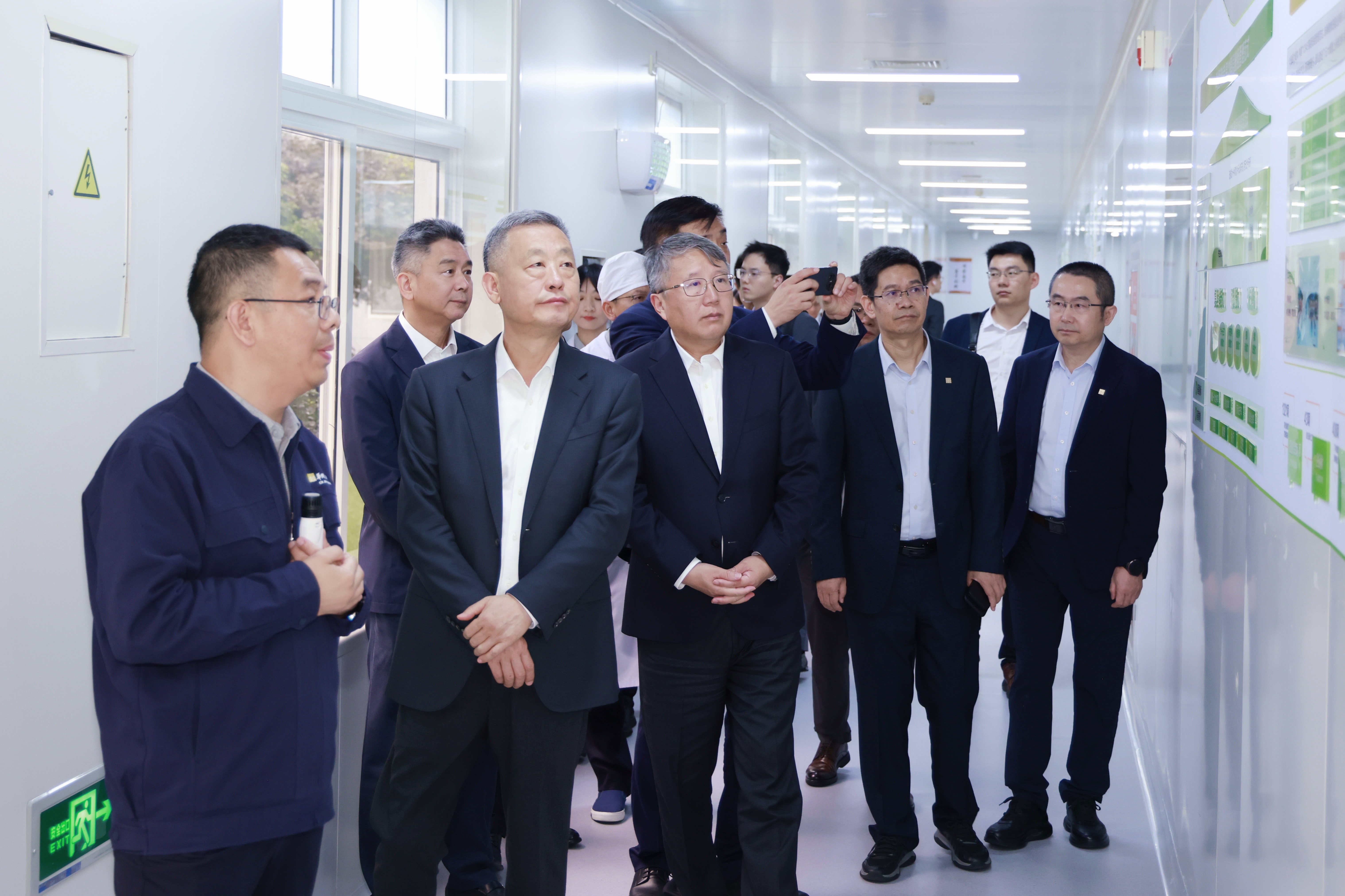 20250528-集团领导调研XKTY.COM星空·(中国有限公司)官方网站湾里制造基地固体车间